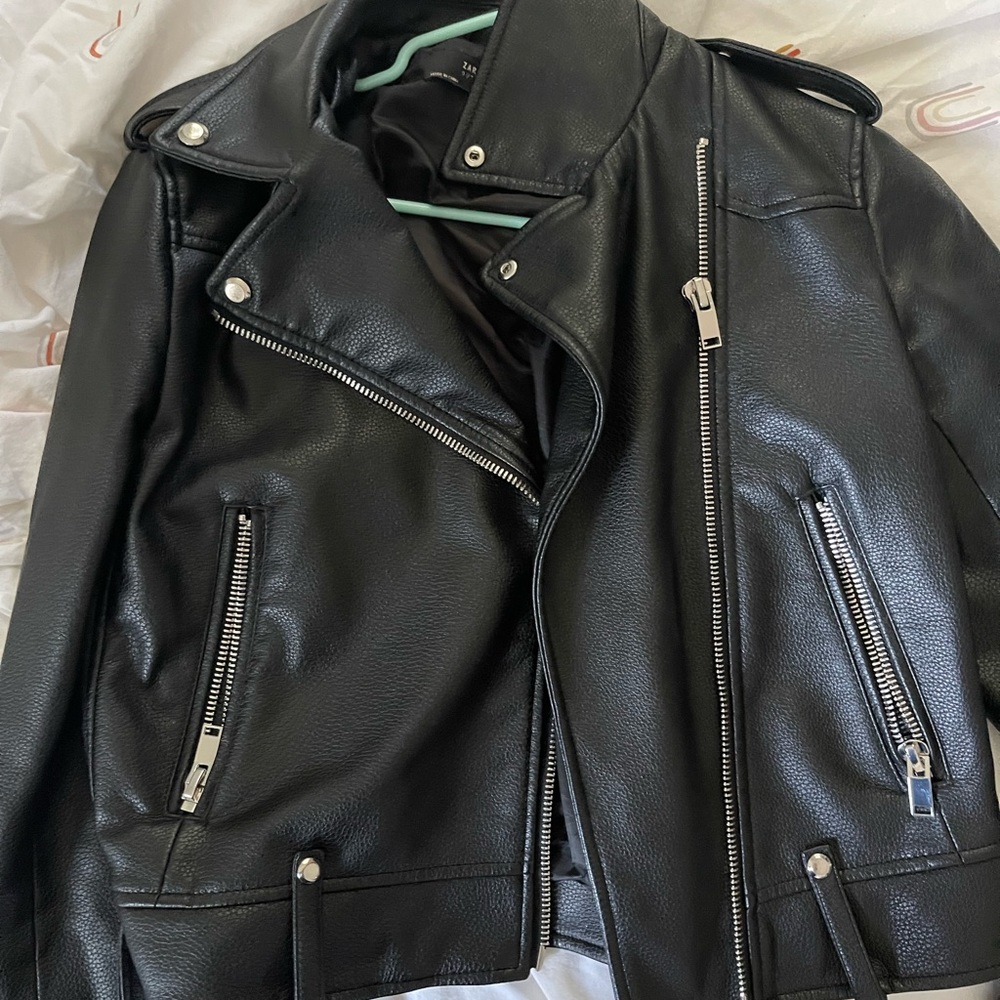 ZARA FAUX LEATHER JACKET
SIZE M WORN ONCE
